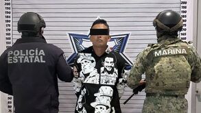 Dos hombres fueron detenidos en Huejotzingo tras robar un auto Kia y disparar contra policías. Uno quedó herido. También les incautaron drogas.
