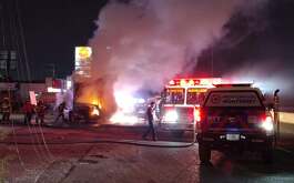 Un tráiler con alimentos fue consumido por el fuego luego de un incendio en Monterrey tras una presunta falla mecánica sobre la avenida Constitución.