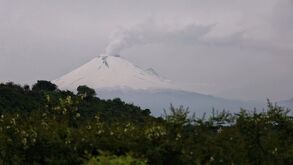 El Popocatépetl registró 6 exhalaciones con ceniza y gases. Cenapred mantiene Alerta Amarillo Fase 2. Conoce las recomendaciones ante caída de ceniza.