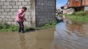 Una tormenta de una hora inundó hogares en Puebla, dañando muebles, autos y electrodomésticos. Vecinos exigen ayuda ante la falta de respuesta oficial.
