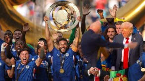 El presidente de la FIFA y de los Estados Unidos de América fueron los encargados de entregar el trofeo.