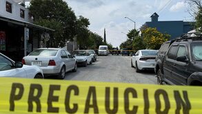 De acuerdo con testigos hombres armados forzaron la cerradura de la casa de la víctima para ingresar