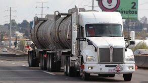 Una pipa circula por la autopista México-Puebla cargada de combustible, por la zona conocida como Los Cochinitos