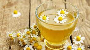 La manzanilla es considerada una hierba medicinal debido a sus propiedades antiinflamatorias, calmantes y digestivas, además de ayudar a relajar el cuerpo.