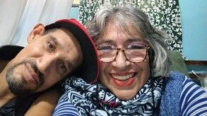 'El Chilango' tuvo un emotivo reencuentro con su mamá en la Ciudad de México