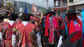 La comunidad del barrio Bochojbo realizó una ceremonia para despedir al curandero