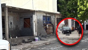 La señora Bianca y su familia se encuentran en proceso de limpieza, tratando de rescatar lo poco que quedó en su casa de la colonia Omega.
