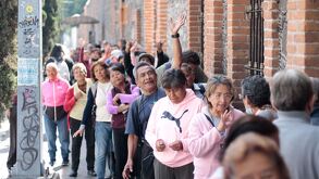 adultos mayores en una calle