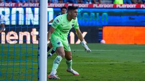 Santiago Mele llegó para pelear por el arco con Esteban Andrada, sin embargo, no logró algo que el argentino sí hizo en su debut: ganar.