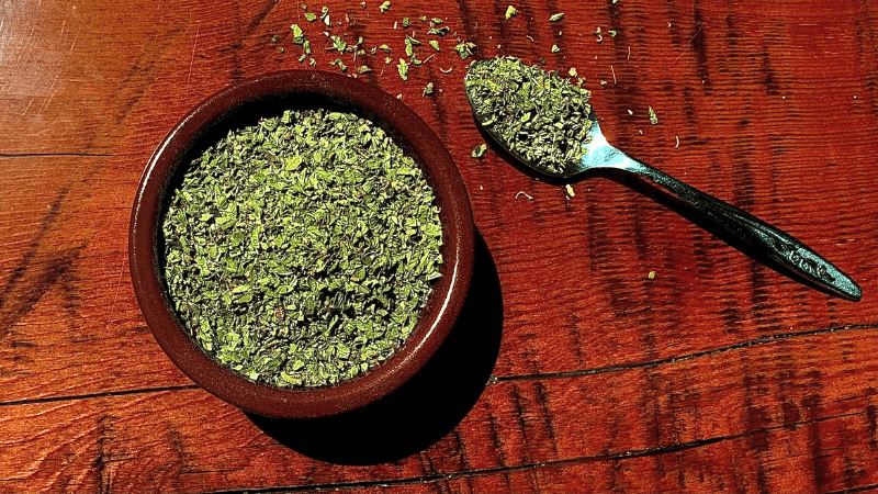 El orégano posee propiedades beneficiosas para la salud, puede utilizase para tratar problemas respiratorios, digestivos y para aliviar dolores de cabeza. El orégano posee propiedades beneficiosas para la salud, puede utilizase para tratar problemas respiratorios, digestivos y para aliviar dolores de cabeza.