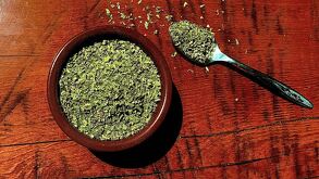 El orégano posee propiedades beneficiosas para la salud, puede utilizase para tratar problemas respiratorios, digestivos y para aliviar dolores de cabeza.