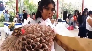 La joven recibió decenas de billetes mexicanos en un ramo especial, detalle enviado por su padre desde el extranjero.