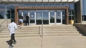 Comienza el juicio de un dentista acusado de envenenar a su esposa y planear el asesinato del investigador principal del caso en Colorado.