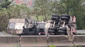 Vuelca pipa en la carretera México-Toluca, a la altura de Cuajimalpa.