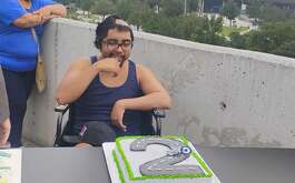 Un motociclista pide una indemnización luego de que la mitad de su cuerpo quedara inmóvil por un accidente ocasionado por un bache en Guadalupe.