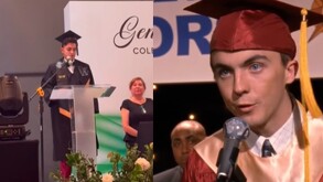 El momento fue grabado en video y rápidamente comenzó a circular en redes sociales, donde se volvió viral por la emotividad y nostalgia del mensaje.