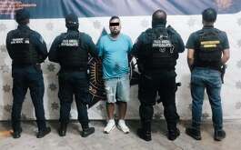 Un hombre fue detenido luego de chocar un automóvil durante una persecución que realizaba la Policía de San Nicolás de los Garza, Nuevo León.
