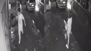 De pronto, el hombre se detiene, observa hacia una casa, se cubre parcialmente el rostro y se acerca directamente a la cámara de seguridad.