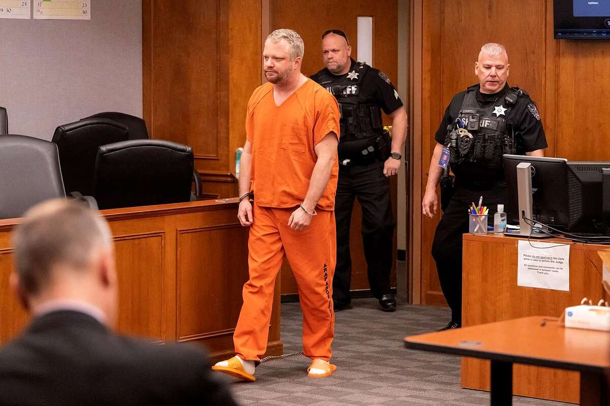 Comienza el juicio de un dentista acusado de envenenar a su esposa y planear el asesinato del investigador principal del caso en Colorado. Comienza el juicio de un dentista acusado de envenenar a su esposa y planear el asesinato del investigador principal del caso en Colorado.