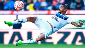 Jesús Tecatito' Corona en el primer partido con Monterrey tras su debut en el Apertura 2025.