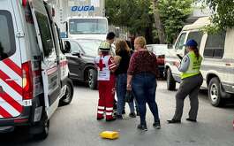 Una mujer resultó lesionada luego de ser atropellada en la colonia Nuevo Repueblo en Monterrey por una camioneta. Atendió Cruz Roja Metropolitana.