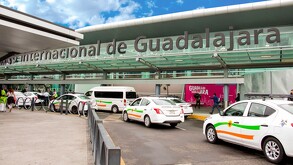 Aeropuerto Internacional de Guadalajara prepara licitación para tercera empresa de taxis ante caos vial y llegada del Mundial de Fútbol 2026.