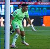 Santiago Mele llegó para pelear por el arco con Esteban Andrada, sin embargo, no logró algo que el argentino sí hizo en su debut: ganar. Santiago Mele llegó para pelear por el arco con Esteban Andrada, sin embargo, no logró algo que el argentino sí hizo en su debut: ganar.
