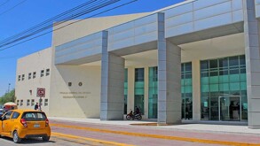 Corporaciones de rescate se movilizaron ante el reporte de una persona sin vida al interior de un terreno en construcción de Torreón, Coahuila.