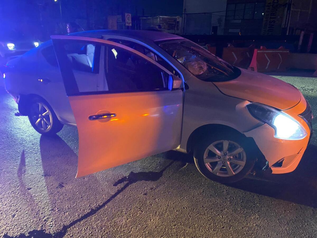 Un hombre fue detenido luego de chocar un automóvil durante una persecución que realizaba la Policía de San Nicolás de los Garza, Nuevo León.