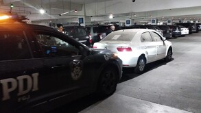 Los PDI rastrearon los autos hasta uno de los estacionamientos del AICM.