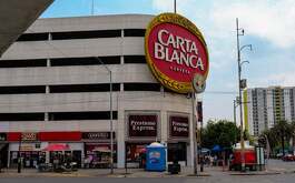 Cervecería Heineken anunció que el emblemático anuncio de Carta Blanca se retirará de su lugar en el Centro de Monterrey, sobre la avenida Cuauhtémoc.