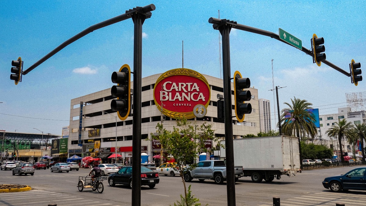 Cervecería Heineken anunció que el emblemático anuncio de Carta Blanca se retirará de su lugar en el Centro de Monterrey, sobre la avenida Cuauhtémoc.
