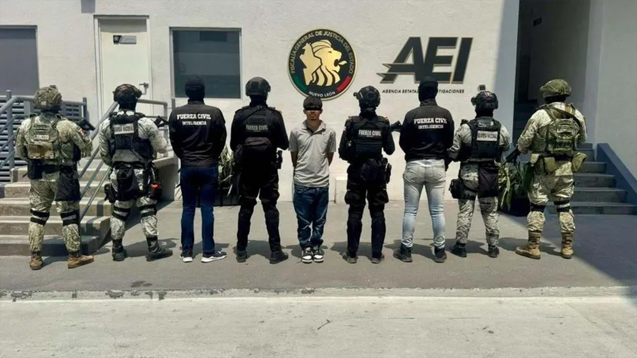 Un joven de 19 años con orden de aprehensión por homicidio fue detenido en Monterrey tras ser ubicado durante un operativo en la colonia Nogales de la Sierra.