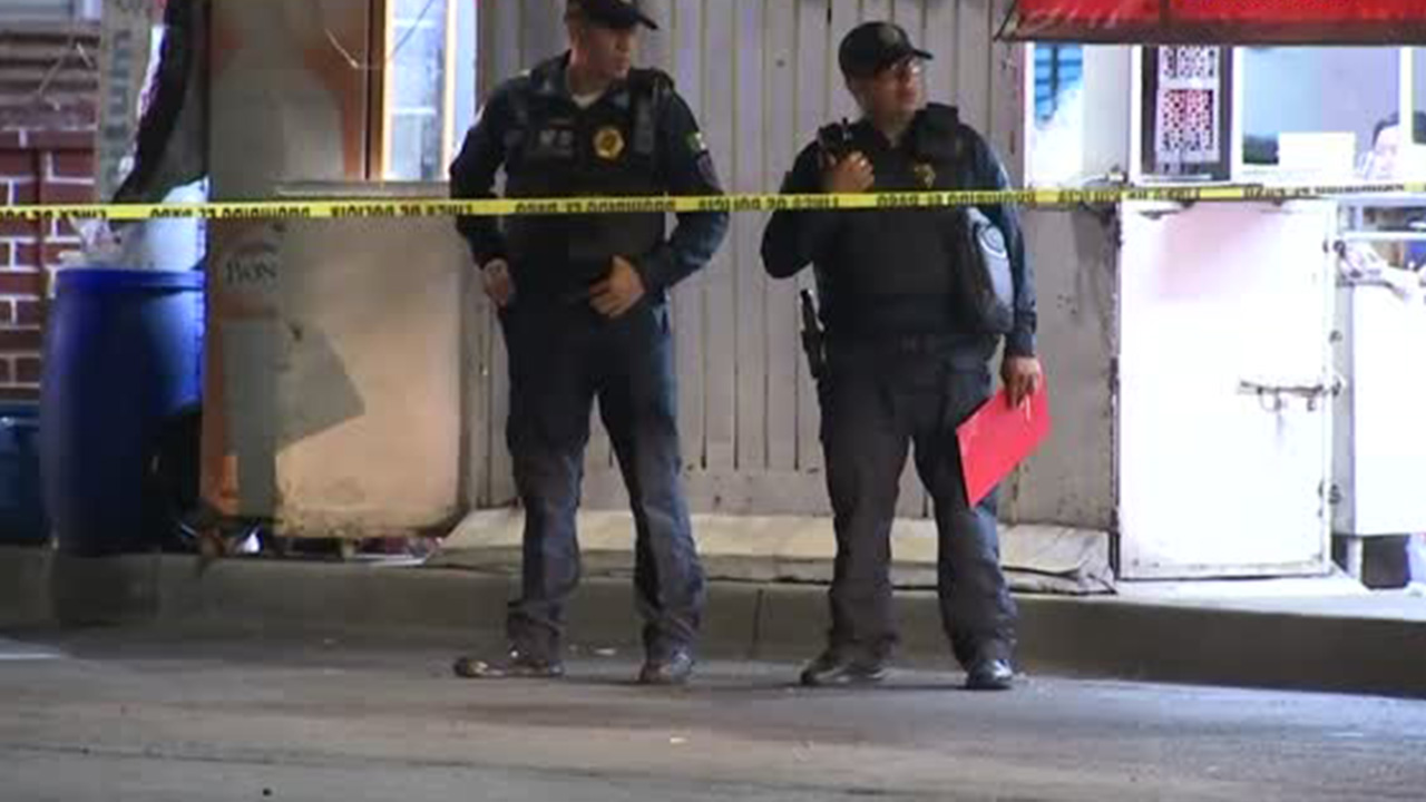 Sobre el Eje 2 Norte de la alcaldía Venustiano Carranza, Ciudad de México, sujetos armados asesinaron a balazos a un conductor.