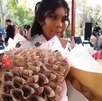 La joven recibió decenas de billetes mexicanos en un ramo especial, detalle enviado por su padre desde el extranjero. La joven recibió decenas de billetes mexicanos en un ramo especial, detalle enviado por su padre desde el extranjero.