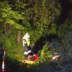 una camioneta accidentada en una zona boscosa