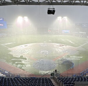 Los Charros de Jalisco y los Rieleros de Aguascalientes tuvieron que posponer el primer juego de su serie en el Estadio Panamericano por las fuertes lluvias. Los Charros de Jalisco y los Rieleros de Aguascalientes tuvieron que posponer el primer juego de su serie en el Estadio Panamericano por las fuertes lluvias.
