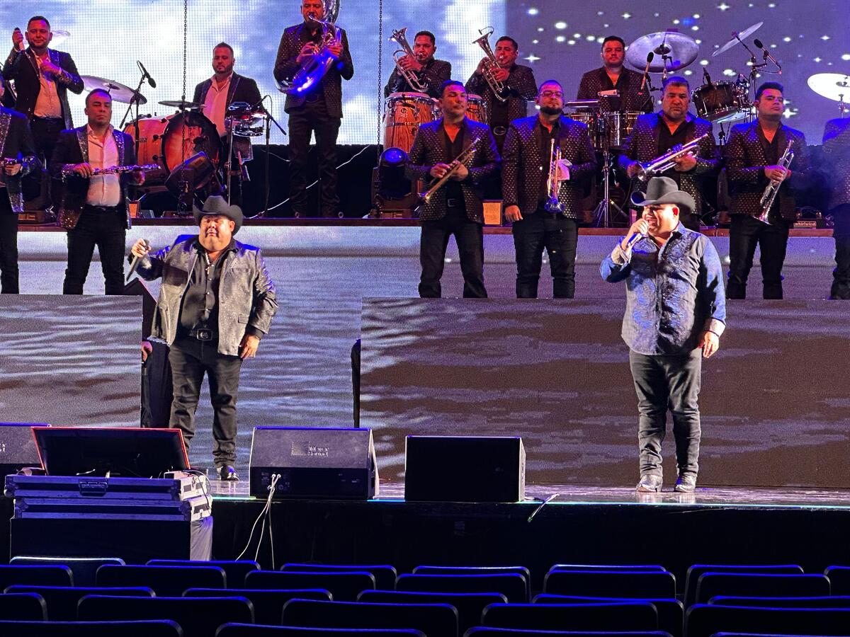 Chuy Lizárraga se ofreció a cantar en la boda de los hombres que junto con él protagonizar el video viral durante su concierto en Wisconsin, Estados Unidos.