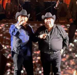 Chuy Lizárraga se ofreció a cantar en la boda de los hombres que junto con él protagonizar el video viral durante su concierto en Wisconsin, Estados Unidos.