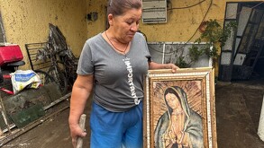 En la colonia de  La Martinica en Zapopan, tras severas inundaciones, una imagen de la Virgen María permanece intacta, símbolo de fe entre la devastación.