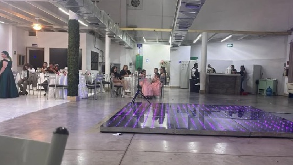A través de redes sociales se hizo viral el post de unos novios que se casaron en pleno martes y casi ninguno de sus invitados acudieron a la fiesta. A través de redes sociales se hizo viral el post de unos novios que se casaron en pleno martes y casi ninguno de sus invitados acudieron a la fiesta.