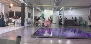 A través de redes sociales se hizo viral el post de unos novios que se casaron en pleno martes y casi ninguno de sus invitados acudieron a la fiesta.