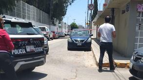 personas y una patrulla de policía en la calle