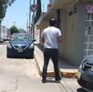 personas y una patrulla de policía en la calle personas y una patrulla de policía en la calle