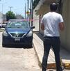 personas y una patrulla de policía en la calle personas y una patrulla de policía en la calle