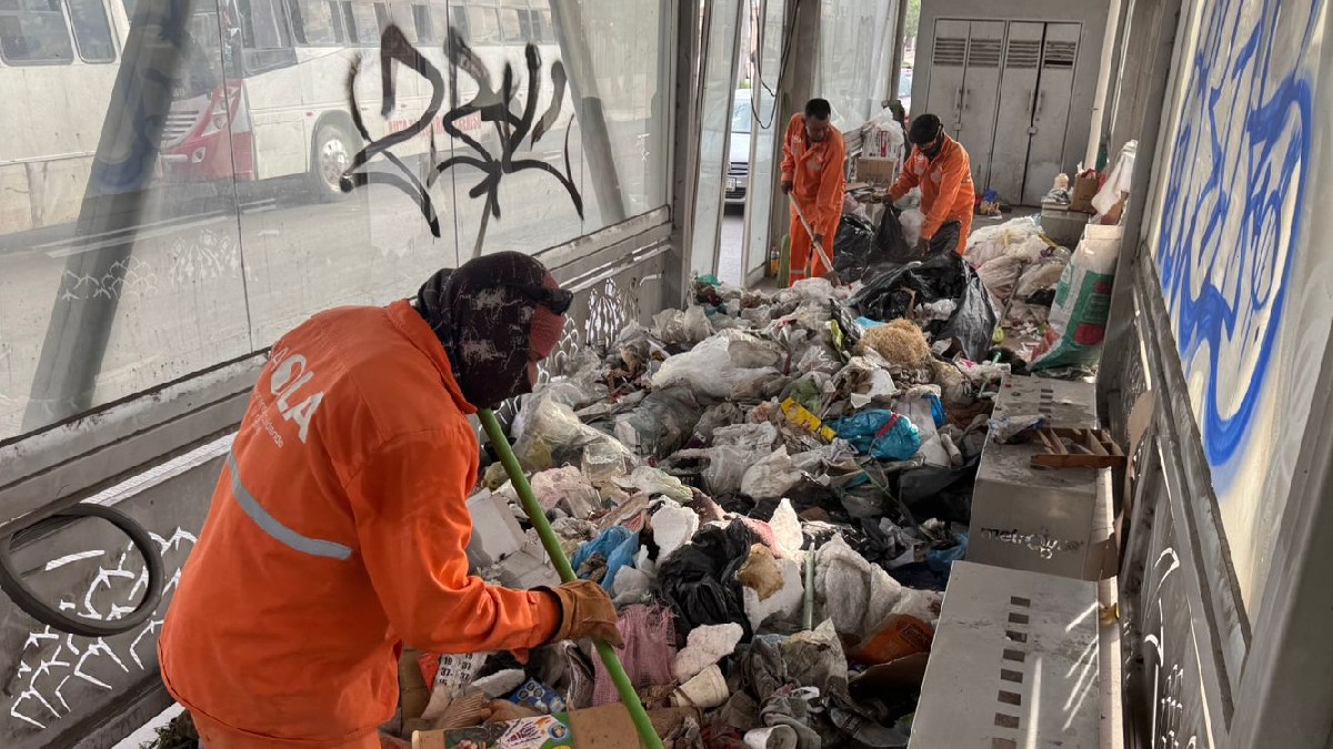 Esta problemática se hizo dolorosamente evidente la tarde de este miércoles, por lo que 'La Ola' realizó limpieza en el Metrobús de Torreón. Esta problemática se hizo dolorosamente evidente la tarde de este miércoles, por lo que 'La Ola' realizó limpieza en el Metrobús de Torreón.