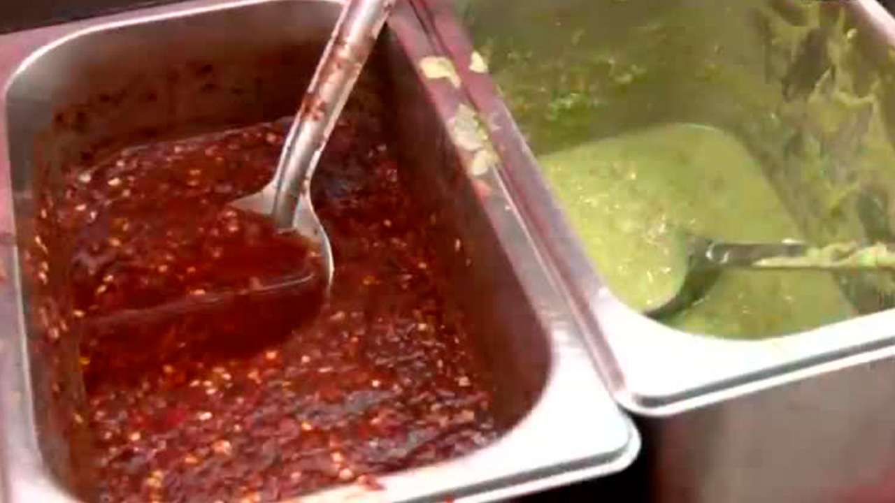 Se estudiaron tres locales de la Ciudad de México al azar, encontrando bacterias mesófilas aerobias en todas las salsas; un indicador de la calidad sanitaria.