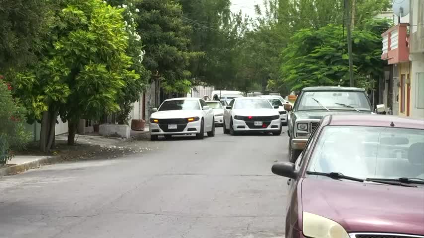 Elementos de la Fiscalía Especializada en Antisecuestros realizan un cateo en un domicilio del municipio de Guadalupe, Nuevo León.