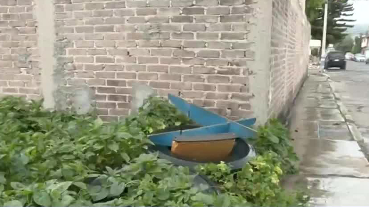 Vecinos de la colonia Jardín, en el municipio de Valle de Chalco, localizaron a un recién nacido abandonado dentro de una bolsa en un terreno baldío.