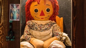 La muñeca Annabelle, un ícono del terror paranormal, vuelve a ser tema de conversación en el ámbito internacional por el reciente deceso de su cuidador.